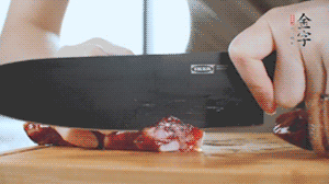 食材統(tǒng)統(tǒng)切成片，待用。