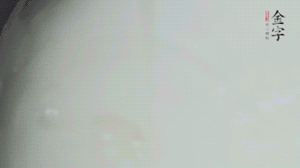 將浸泡了30分鐘的米放入電飯煲中，在水中加入半勺油。