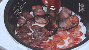 關(guān)上蓋子繼續(xù)燜煮20分鐘淋上醬汁。