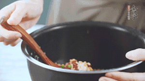 揭開鍋蓋，放上青菜，荷包蛋，就可以吃了。