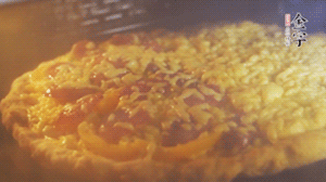 準(zhǔn)備好披薩餅皮，烤盤刷油后入烤箱預(yù)熱10分鐘，放上面餅后180度烤10分鐘。（現(xiàn)成買的披薩皮，就忽略此步驟）