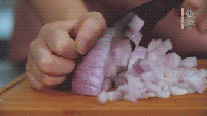 2.半個(gè)青椒、半個(gè)黃椒切圈、一個(gè)洋蔥切丁、三個(gè)白蘑菇切片備用。