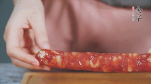 金字火腿肉香腸切成片狀。