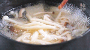 依次放火腿、豆腐，加水大火燒開，小火燉煮20分鐘，出鍋前撒上蔥花即可。