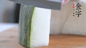 冬瓜去瓤去皮，切小塊。