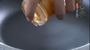 植物油入鍋，翻炒冬瓜。