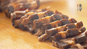 金字醬肉切片。