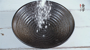 面粉加適量清水，攪拌成糊狀。