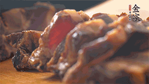 金字醬肉切成小丁。