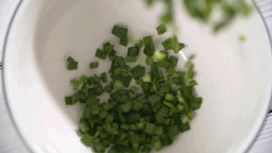 韭菜洗凈，切粒。