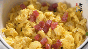 將香腸、韭菜、雞蛋攪拌均勻，可適當(dāng)加玉米油、十三香、味精調(diào)味。