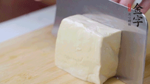 老豆腐切片，浸水備用。