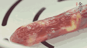 香腸蒸至半熟切片，筍切丁備用。