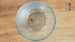 取一個碗，香菇倒放，香腸片圍繞鋪成圓形，加炒好的米飯壓實。