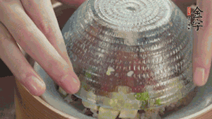 碗倒扣到盤中，擺上焯水后的熟蝦仁即可。