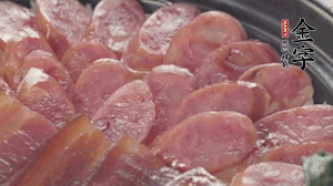 沿著米飯邊淋一圈玉米油，擺上小青菜，淋上醬油和湯調(diào)成的醬汁，撒上辣椒粒、香蔥末即可。