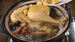 出國(guó)前加少許鹽，撒上蔥花即可。