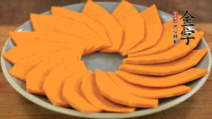 秋葵、南瓜交叉擺在盤中，然后香腸片置于上面，擺成花環(huán)狀。