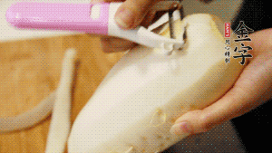 蘿卜去皮，切成絲。（如果用擦菜板，不能選擦成太碎的）