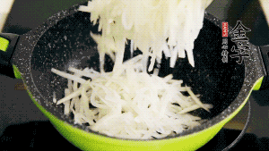 鍋加油至5成熱，放香腸粒、臘肉粒翻炒，等脂肪變透明后，加香菇、瑤柱、蝦米，放適量冰糖、胡椒粉、鹽炒至香味溢出。