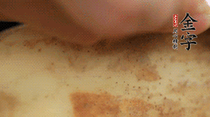 金字香腸切片，藕去皮切薄片備用。