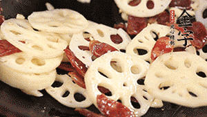 依次下香腸片、藕片翻炒均勻，加適量清水燜熟。