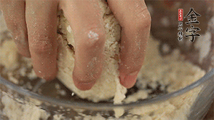 揉勻成光滑的面團(tuán)后，醒發(fā)半小時(shí)。