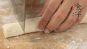 均勻切段后搓成長(zhǎng)條狀，繞到香腸上，以紅豆點(diǎn)綴眼睛。