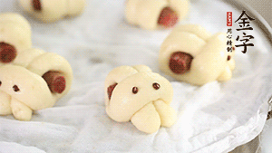 上鍋大火蒸20分鐘后，關(guān)火燜5分鐘就可以了。