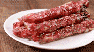 金字香腸切成薄片。