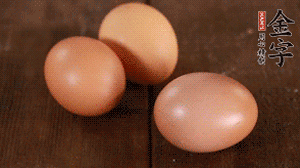 雞蛋加鹽打散1分鐘。