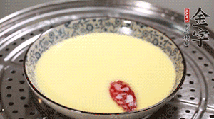 將香腸片均勻鋪上，繼續(xù)蒸6分鐘。