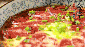 出鍋前淋上少許生抽、香油調(diào)味，撒上蔥花就可以了。