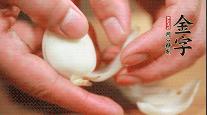 鮮百合花瓣剝成片。