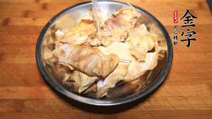 筍干冷水泡發(fā)至軟，切成小段，生姜切成片備用。