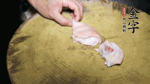 新鮮豬蹄切成塊狀，冷水入鍋，加姜片、黃酒汆燙3分鐘，出鍋后洗凈。（要先將豬蹄的蹄甲和毛處理干凈，如果有毛扎扎的感覺，非常影響口感。大火燒開后，撇去血沫，要多撇幾遍至干凈，這樣才可使湯色更鮮亮、清淡不油膩。）