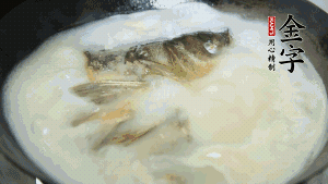 然后加竹蓀段、姜片、枸杞、火腿片，以少量鹽、黃酒調(diào)味，大火燉煮10分鐘。