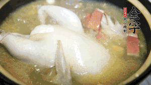 煮沸時加入蟲草花、香菇、紅棗，以料酒調味繼續(xù)小火燉煮1小時左右。