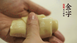 【包月餅】1．面劑兩頭向中間捏緊， 把光滑一面向下，按扁后搟成圓形面皮。餡料放在面皮中心，把餡料包緊，捏緊收口。