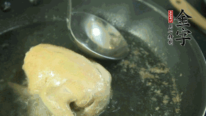 鴿子去毛和內(nèi)臟，處理干凈。大火燒開鍋中的水，放入鴿子汆燙3分鐘，撇清血沫，撈出備用。（為了保證湯色純正，肉類在煲制前要先去除殘留的血水，煲湯時一定要冷水下鍋，這樣肉里的蛋白質(zhì)才可以充分地溶解到湯里，湯的味道才會鮮美。）