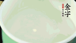 鍋中盛涼水，放入汆燙好的鴿子、火腿片、生姜片。