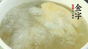 待湯水滾開后，再加入山藥塊，以料酒調(diào)味。