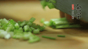 小蔥切成蔥花。