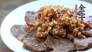 最后把醬汁淋到牛肉上即可，撒上芝麻、香菜。也可以把牛肉和醬汁攪拌均勻，讓牛肉與醬汁更加入味。