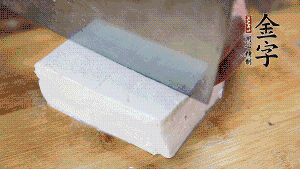 豆腐切成小塊，臘肉切成薄片，辣椒切成小圈。