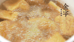 另起一個(gè)湯鍋，倒入適量清水，加入炸好的豆腐塊。待水沸騰后，加入臘肉，用生抽、料酒、火腿高湯調(diào)味。燉煮至臘肉熟透，加辣椒圈增加點(diǎn)辣味。（調(diào)料可以根據(jù)個(gè)人口味適當(dāng)調(diào)整，火腿高湯能夠讓湯汁更加層次豐富。）