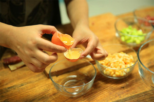 雞蛋蛋白和蛋黃分開，把蛋黃打散。