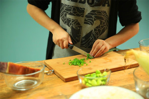 當(dāng)然，如果你愛吃蔥，可以切點(diǎn)蔥花加入。