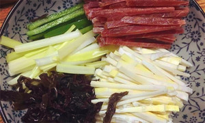 黑木耳泡發(fā)，黑木耳、韭黃、雷筍、青椒切成絲。
