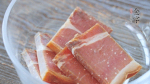 金字火腿切片溫水浸泡5分鐘。